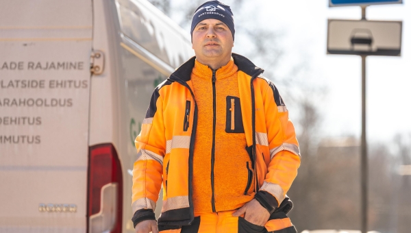 Võru linna avalikke prügikaste bussipaviljonides ja parklates haldab OÜ Gartnergrupp, fotol Mykhailo Mykulets Soo bussipeatuses. Foto: AIGAR NAGEL 